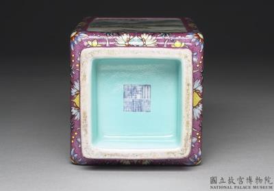 图片[3]-Square vase in yang-ts’ai enamels with incised pattern of flower brocade and landscape imperial poem décor 1745 (Ch’ien-lung reign)-China Archive